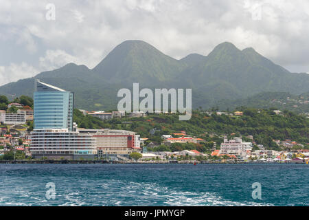 Centro Business a Fort-de-France, Martinica, West Indies, con Mont Pelée vulcano in background Foto Stock