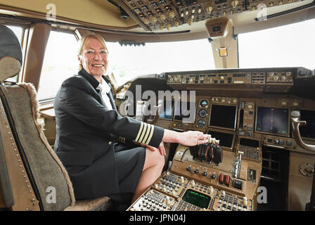 Il Regno Unito prima donna primo Boeing 747 Capitano Yvonne Kershaw, chi è al ritiro, atterra all'Aeroporto di Gatwick dopo un volo da Cancun, Messico. Foto Stock