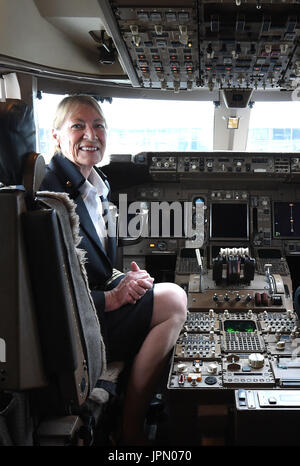 Il Regno Unito prima donna primo Boeing 747 capitano Yvonne Kershaw, chi è al ritiro, dopo l'atterraggio all'Aeroporto di Gatwick dopo un volo da Cancun, Messico. Foto Stock