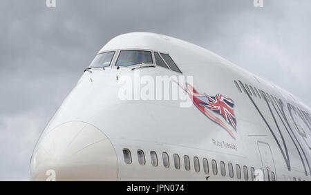 Il Regno Unito prima donna primo Boeing 747 capitano Yvonne Kershaw, chi è al ritiro, atterra all'Aeroporto di Gatwick dopo un volo da Cancun, Messico. Foto Stock