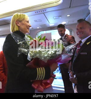 Il Regno Unito prima donna primo Boeing 747 capitano Yvonne Kershaw, chi è al ritiro, dopo l'atterraggio all'Aeroporto di Gatwick dopo un volo da Cancun, Messico. Foto Stock