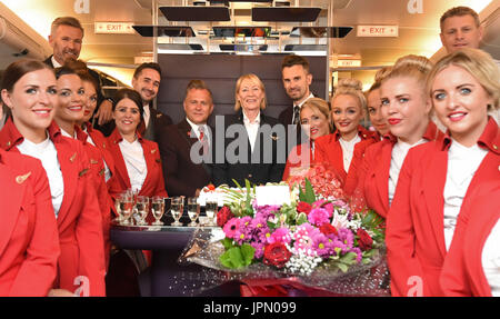 Il Regno Unito prima donna primo Boeing 747 capitano Yvonne Kershaw (centro) chi è al ritiro, con equipaggio di cabina dopo l'atterraggio all'Aeroporto di Gatwick dopo un volo da Cancun, Messico. Foto Stock