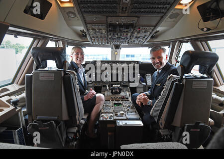 Il Regno Unito prima donna primo Boeing 747 capitano Yvonne Kershaw, chi è al ritiro, con co-pilota di Paul Singleton dopo l'atterraggio all'Aeroporto di Gatwick dopo un volo da Cancun, Messico. Foto Stock