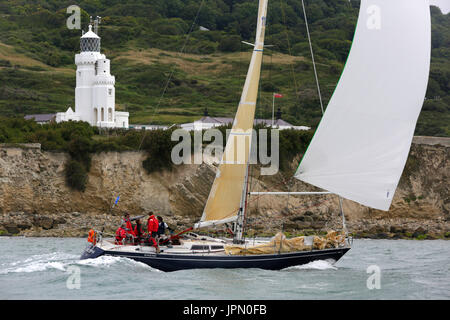 Yacht a vela, passato, Santa Caterina, Faro intorno all isola di razza, 1 Luglio 2017 Foto Stock