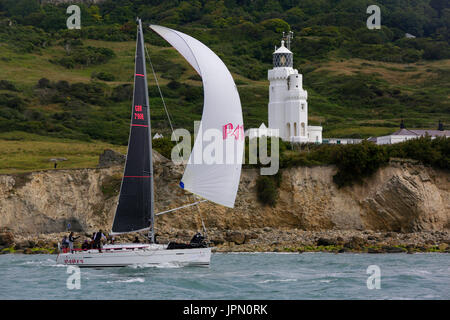 Yacht a vela, passato, Santa Caterina, Faro intorno all isola di razza, 1 Luglio 2017 Foto Stock