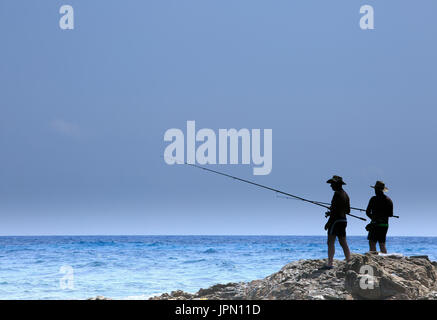 La pesca di pescatori sulla costa della Sardegna Foto Stock