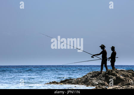 La pesca di pescatori sulla costa della Sardegna Foto Stock