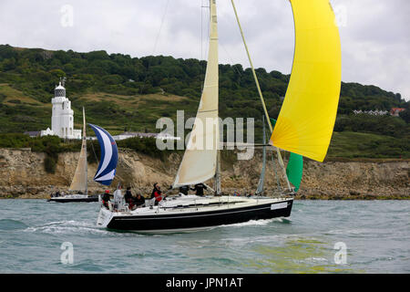 Yacht a vela, passato, Santa Caterina, Faro intorno all isola di razza, 1 Luglio 2017 Foto Stock