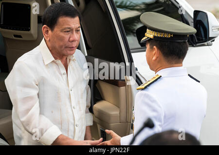 Presidente Rodrigo Duterte a corona la cerimonia di posa, centoventesimo anniversario del martirio del dottor Jose Rizal, Dicembre 30, 2016 Manila, Filippine Foto Stock