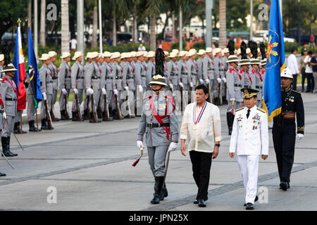 Presidente Rodrigo Duterte a corona la cerimonia di posa, centoventesimo anniversario del martirio del dottor Jose Rizal, Dicembre 30, 2016 Manila, Filippine Foto Stock