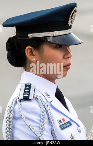 Esercito femmina officer vestito in uniforme, Manila, Filippine Foto Stock