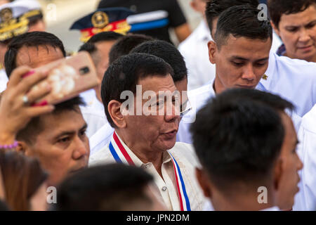 Presidente Rodrigo Duterte a corona la cerimonia di posa, centoventesimo anniversario del martirio del dottor Jose Rizal, Dicembre 30, 2016 Manila, Filippine Foto Stock