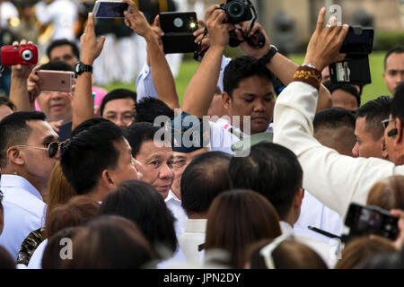 Presidente Rodrigo Duterte a corona la cerimonia di posa, centoventesimo anniversario del martirio del dottor Jose Rizal, Dicembre 30, 2016 Manila, Filippine Foto Stock