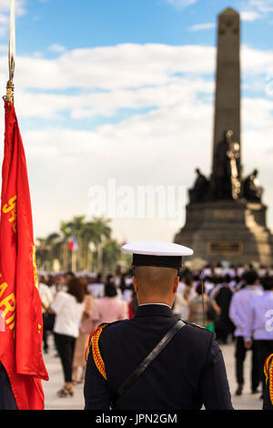 Marina su guardia a Rizal monumento, Rizal Park di Manila, Filippine Foto Stock