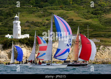 Yacht a vela, passato, Santa Caterina, Faro intorno all isola di razza, 1 Luglio 2017 Foto Stock