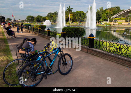 Le fontane di acqua in Rizal Park, Roxas Boulevard, Manila, Filippine Foto Stock