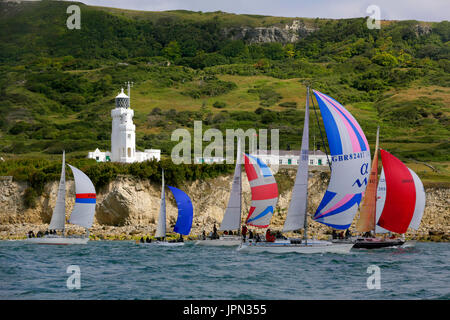 Yacht a vela, passato, Santa Caterina, Faro intorno all isola di razza, 1 Luglio 2017 Foto Stock