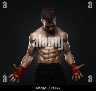 MMA Fighter Preparazione di bendaggi per la formazione. Foto Stock