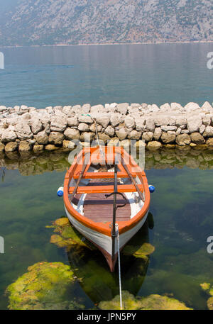 Un vecchio pesca in legno barca ormeggiata in un piccolo porto Foto Stock