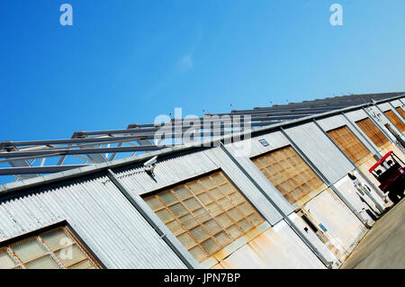 Un angolato tiro creativo di un deposito su un brigh blue sky. Foto Stock