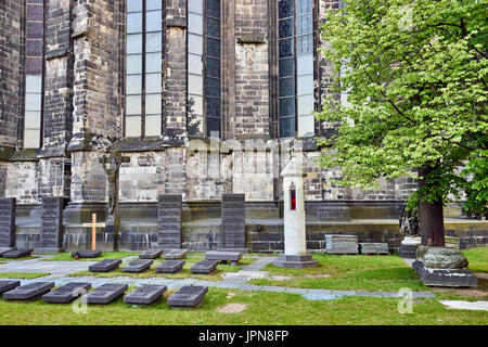 Colonia/Germania - 10 Maggio 2017: antico gravesites segnata da lastre tombali orizzontale ai piedi della cattedrale di Colonia Foto Stock