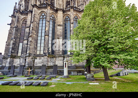 Colonia/Germania - 10 Maggio 2017: antico gravesites segnata da lastre tombali orizzontale ai piedi della cattedrale di Colonia Foto Stock