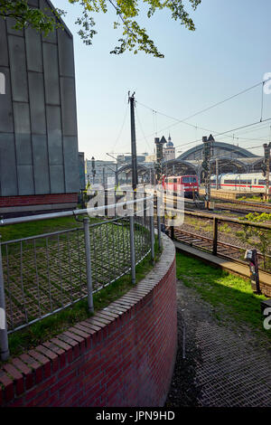 Colonia/Germania - 10 Maggio 2017: vista da Heinrich Boell Platz verso Koeln Hauptbahnhof, la stazione ferroviaria centrale Foto Stock