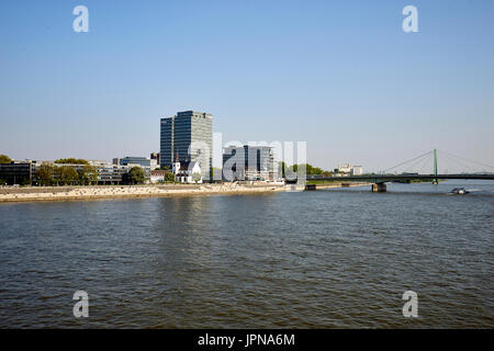 Colonia/Germania - 10 Maggio 2017: riverbank con elevato aumento edifici per uffici e la vecchia chiesa Foto Stock