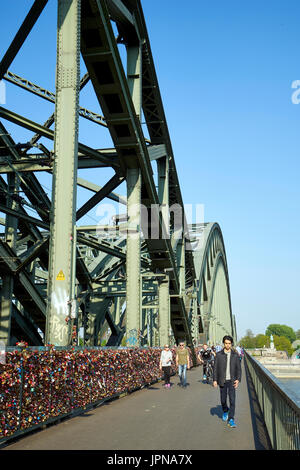 Colonia/Germania - 10 Maggio 2017: ponte di Hohenzollern con incredibile pletora di amore si blocca Foto Stock