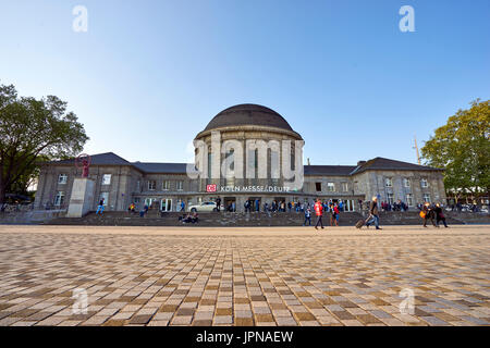 Colonia/Germania - 10 Maggio 2017: DB Koeln Messe Deutz/stazione ferroviaria a Ottoplatz Foto Stock