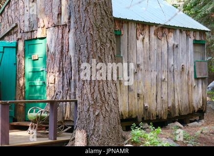 Antico casolare costruito fuori della macinazione sfridi, minerale King, area Sequoia National Park, Tulare County, California, Stati Uniti Foto Stock