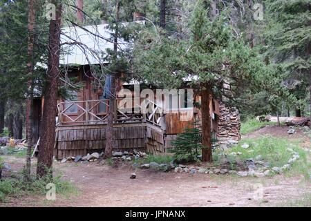 Secolo in stile rustico-vecchio asse di legno cabina in minerali area King, Sequoia National Park, Tulare County, California, Stati Uniti Foto Stock