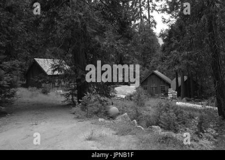 Secolo in stile rustico-vecchio asse di legno cabine in minerali area King, Sequoia National Park, Tulare County, California, Stati Uniti Foto Stock