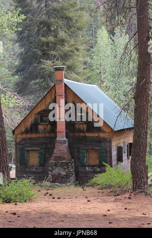 Rustico secolo-vecchia tavola in legno cabina in minerali area King, Sequoia National Park, Tulare County, California, Stati Uniti Foto Stock