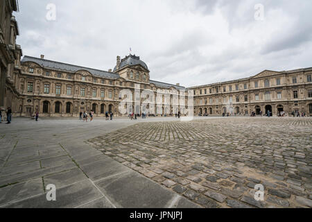 Il museo del Louvre cortile a Parigi Foto Stock