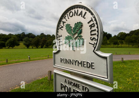 Il National Trust segno / segnaletica / post; Runnymede, Surrey. Regno Unito. Runnymede è stato il sito della firma della Magna Charta nell'anno 1215. (89) Foto Stock