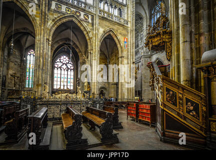 Interno della cattedrale di San Vito a Praga con posti a sedere e un altare Foto Stock