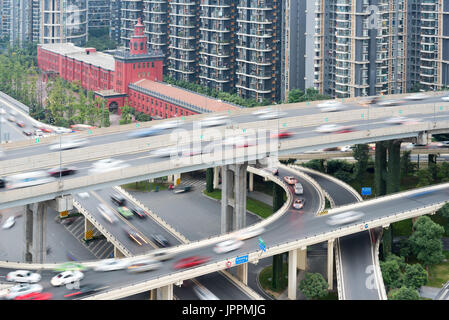 Il traffico automobilistico su un cavalcavia che interseca le strade di Chengdu Foto Stock
