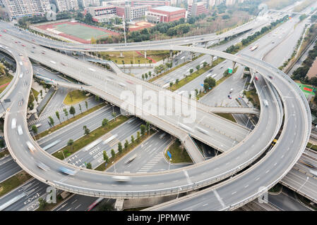 Il traffico automobilistico su un cavalcavia che interseca le strade di Chengdu Foto Stock