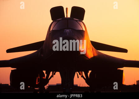 Stati Uniti Air Force Lancer B-1 bombardiere sul flightline nel tardo pomeriggio la luce. Foto Stock
