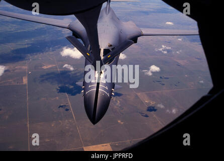 Aria al rifornimento a U.S. Air Force Lancer B-1 bombardiere da una KC135 tanker Foto Stock