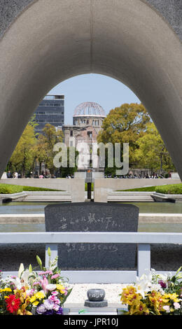 Memorial il Cenotafio con vittime nomi incisi sul monumento di Pace di Hiroshima Parco, Giappone. Foto Stock