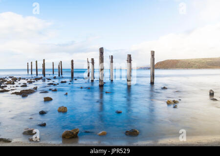 Il vecchio molo rovine a Myponga Beach, Australia del Sud. Morbido e sognante con una lunga esposizione. Foto Stock