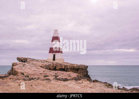 Il Cape Dombey obelisco, un punto di riferimento storico situato in accappatoio, Sud Australia Foto Stock