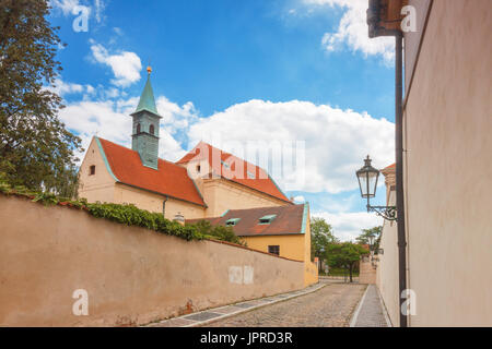 Hradcany, Praga - 30 Giugno: la parete circonda l'area del convento dei cappuccini con la Chiesa di Nostra Signora degli Angeli su Piazza Loreto il 30 giugno, a H Foto Stock