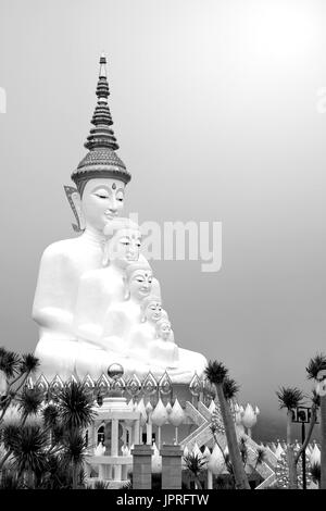 Cinque grandi bianca statua di Buddha sul cielo nuvoloso sfondo in bianco e nero di Wat Phasornkaew tempio, Phetchabun, Thailandia Foto Stock