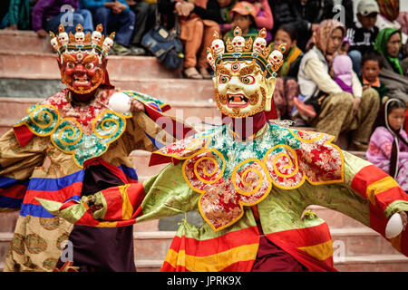 Costume mascherato dance associato con il Buddismo tibetano e noti in particolare come il Cham danza. Il Cham danza è una altamente divertente forma d'arte Foto Stock