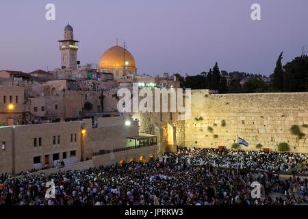 Il muro occidentale o Kotel è imballato con adoratori ebrei su Tisha B'Av festa ebraica che commemora la distruzione del primo e del secondo tempio di Gerusalemme. Foto Stock