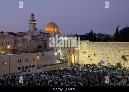 Il muro occidentale o Kotel è imballato con adoratori ebrei su Tisha B'Av festa ebraica che commemora la distruzione del primo e del secondo tempio di Gerusalemme. Foto Stock