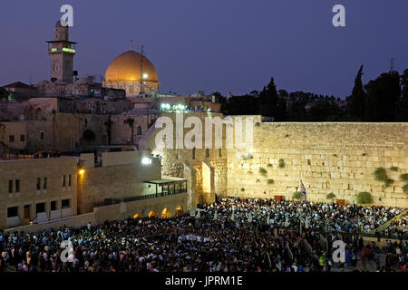 Il muro occidentale o Kotel è imballato con adoratori ebrei su Tisha B'Av festa ebraica che commemora la distruzione del primo e del secondo tempio di Gerusalemme. Foto Stock